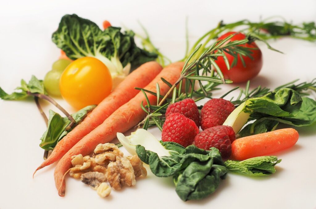 L’image montre des fruits et légumes sources de fibres